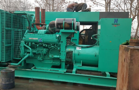 江城发电机组如何判断水冷式机油散热器内部是否需要清洗？